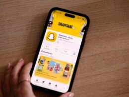 iPhone mit geöffneter Snapchat-App-Seite im App Store vor hellem Hintergrund, Fokus auf App bewertungen und Details.