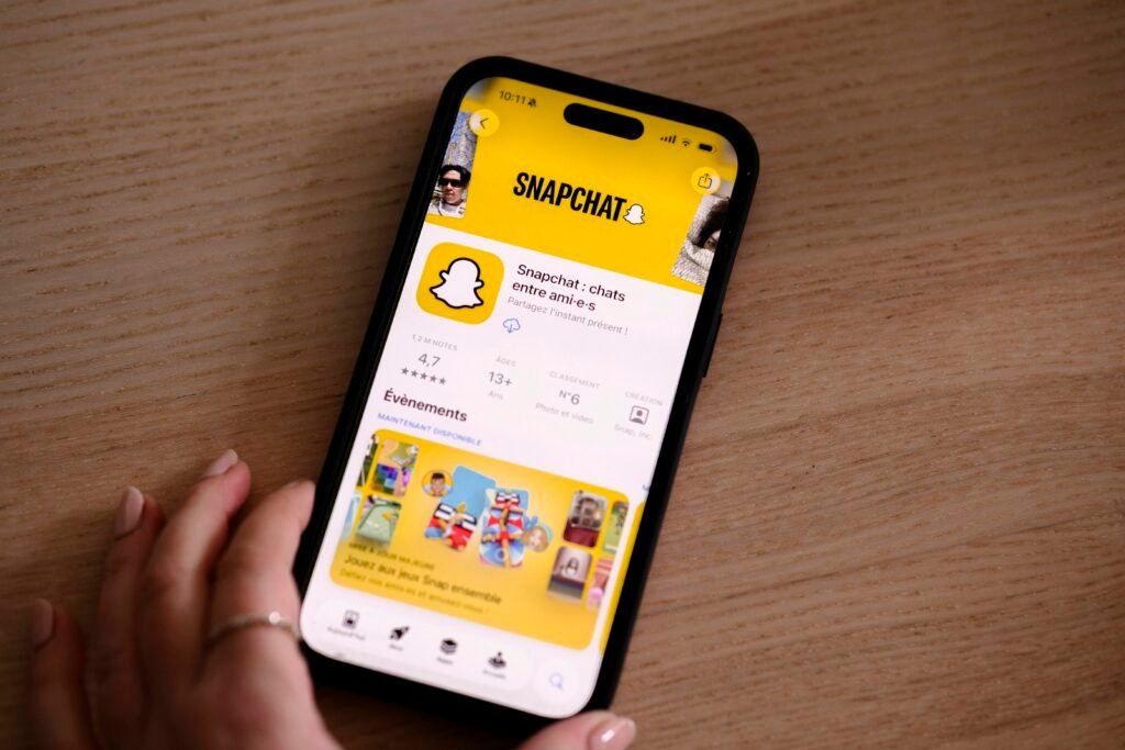 Ein iPhone zeigt die Snapchat-App-Seite im App Store an. Fokus liegt auf der Bedienoberfläche und der Darstellung von App-Details.