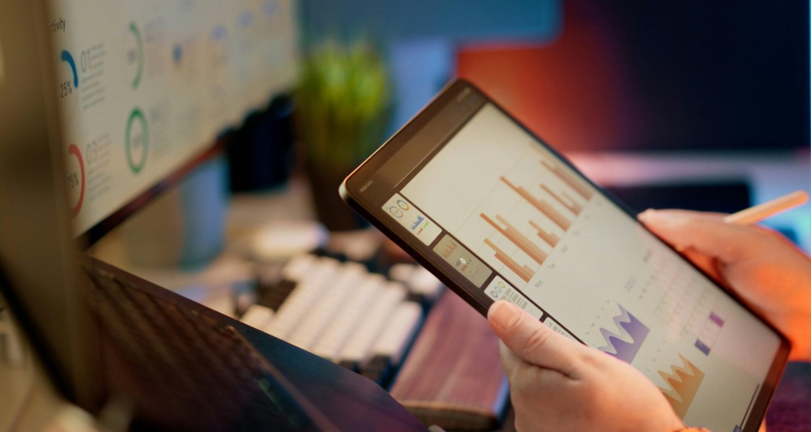 Person wertet auf einem Tablet Finanzdaten aus und überprüft Diagramme, Fokus auf digitale Analyse und Datenvisualisierung.