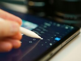 Person bearbeitet Inhalte auf einem Tablet mit einem Stylus – ideal für Design, Notizen oder digitales Arbeiten am Bildschirm.