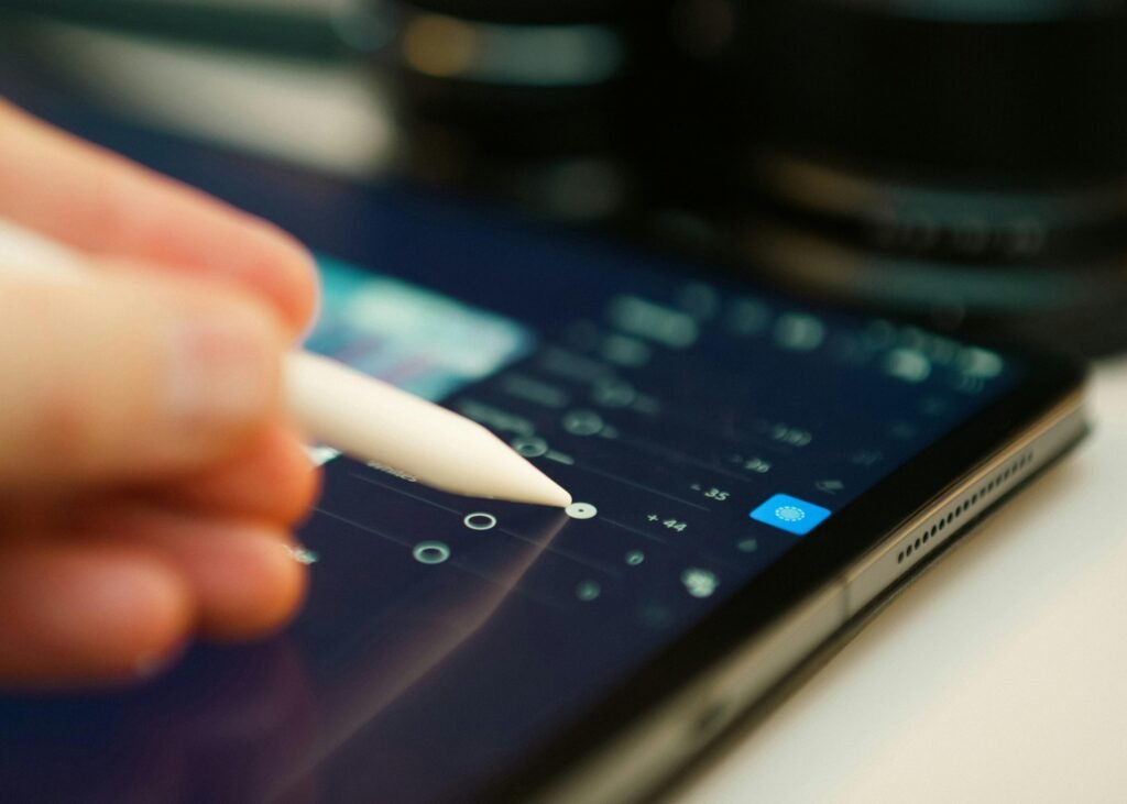 Person bearbeitet ein digitales Bild mit einem Stylus auf einem Tablet, moderner Arbeitsplatz, Fokus Digitaltechnik