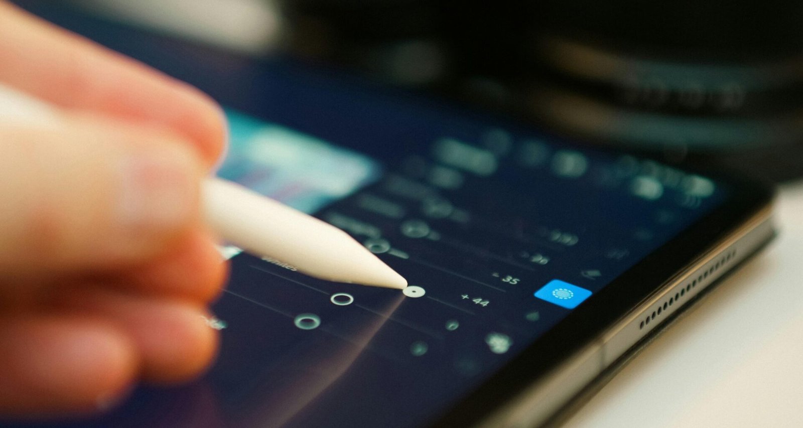 Person bearbeitet ein digitales Bild mit einem Stylus auf einem Tablet, moderner Arbeitsplatz, Fokus Digitaltechnik