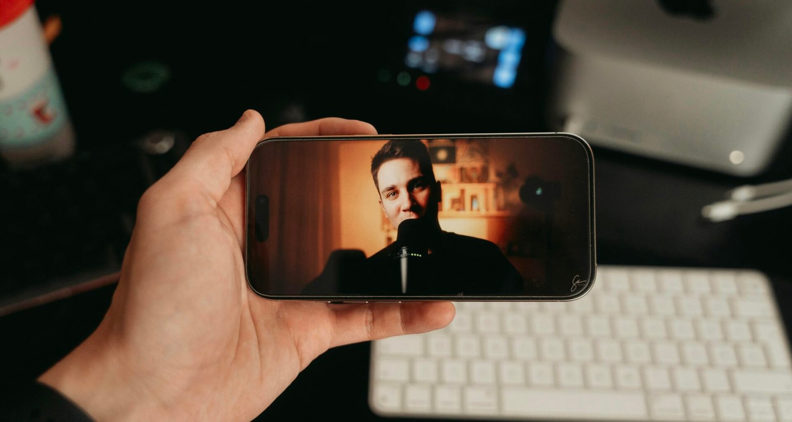 Eine Person hält ein Smartphone in der Hand und sieht sich ein Video auf dem Bildschirm an.