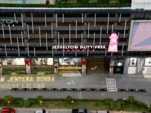 Das Jesselton Duty-Free-Gebäude mit farbenfrohen Schildern und moderner Fassade, fotografiert von You Le