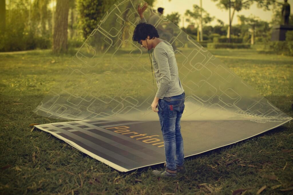 Junger Junge beim Aufbau eines großen Netzes im Freien, geeignet für Themen zu Outdoor-Aktivitäten oder Spielplätzen