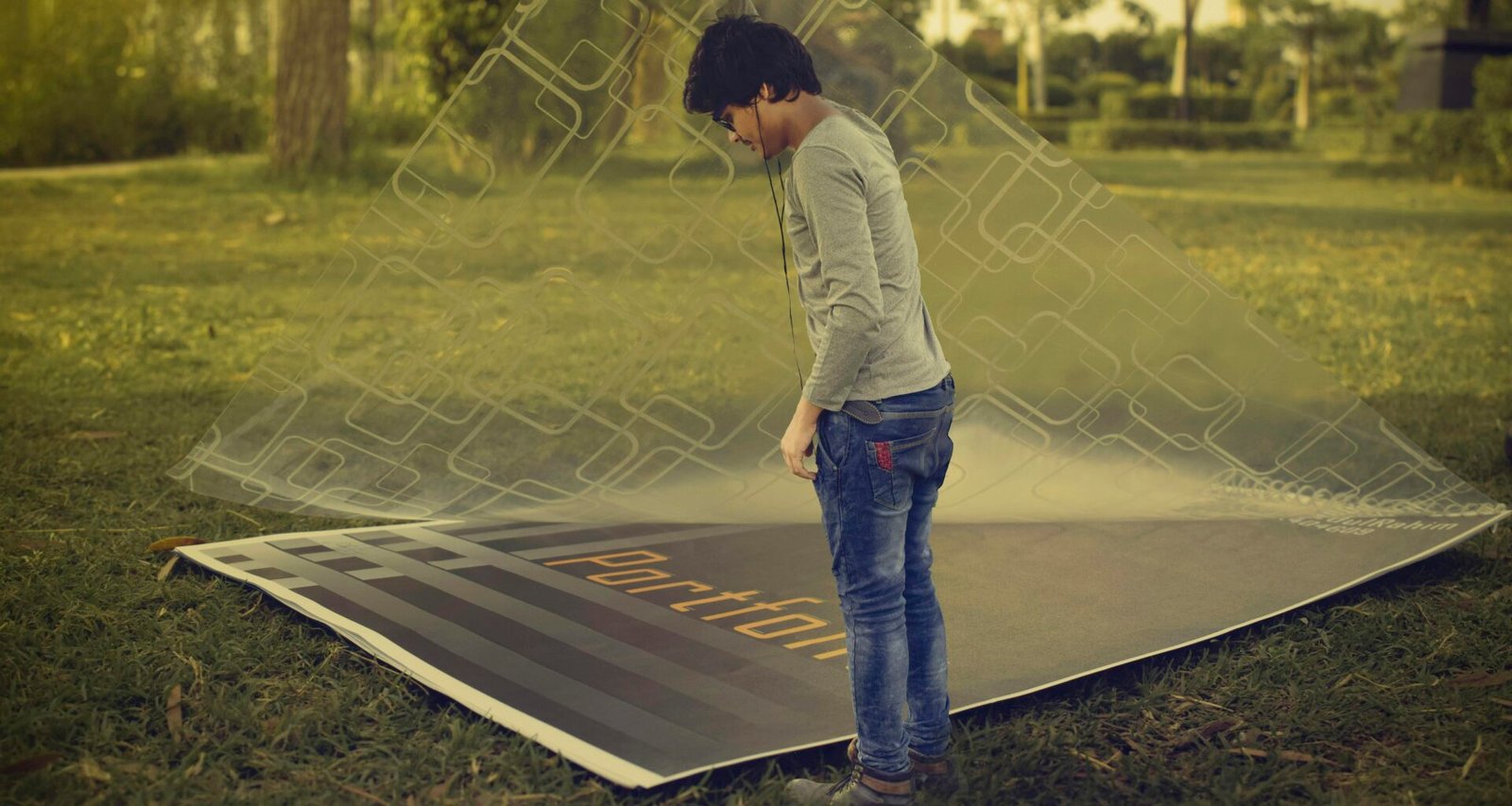 Junger Junge beim Aufbau eines großen Netzes im Freien, geeignet für Themen zu Outdoor-Aktivitäten oder Spielplätzen