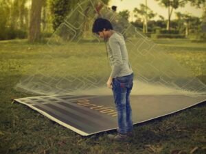 Junger Junge beim Aufbau eines großen Netzes im Freien, geeignet für Themen zu Outdoor-Aktivitäten oder Spielplätzen