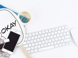 Apple Wireless Keyboard und Magic Mouse auf einem Schreibtisch als zeitgemäßes Arbeitszubehör für den digitalen Bereich