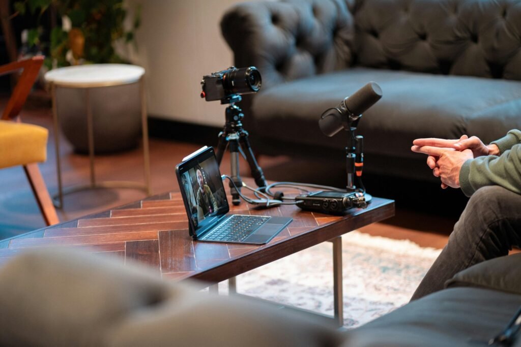 Aufnahmestation mit Kamera, Mikrofon und Laptop für professionelle Podcast- oder Videoaufnahmen auf einem Tisch arrangiert