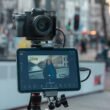 Kamera und Tablet auf Stativ filmen urbane Straße bei Tageslicht, perfekte Technik für Stadtaufnahmen im Außenbereich