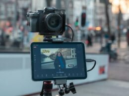 Kamera und Tablet auf Stativ filmen urbane Straße bei Tageslicht, perfekte Technik für Stadtaufnahmen im Außenbereich