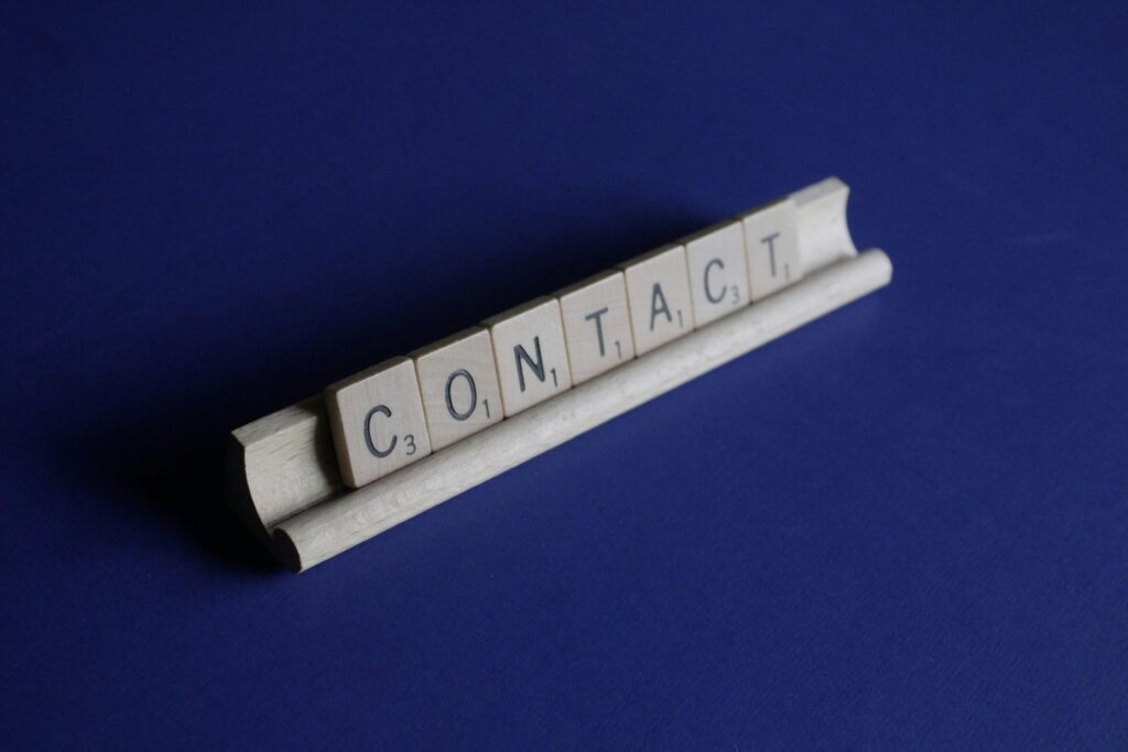Scrabble-Steine formen das Wort Contact und symbolisieren die Bedeutung von Kommunikation im digitalen Zeitalter