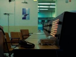 Ein moderner Kontrollraum mit mehreren Monitoren und Stühlen, ausgestattet für Überwachung oder IT-Management