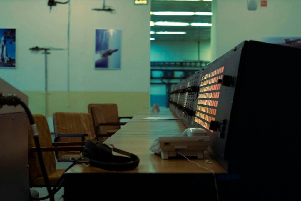 Ein moderner Kontrollraum mit mehreren Monitoren und Stühlen, der die zentrale Steuerung von technischen Abläufen ermöglicht