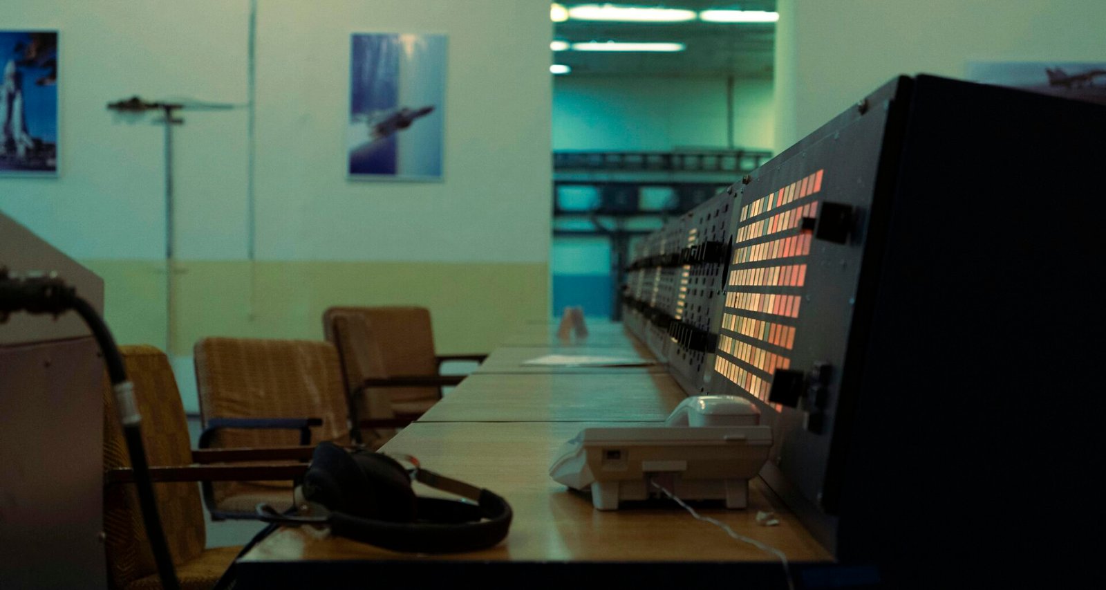 Ein moderner Kontrollraum mit mehreren Monitoren und Stühlen, der die zentrale Steuerung von technischen Abläufen ermöglicht