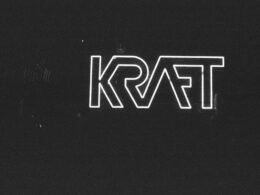 Weißes Kraft Logo mittig auf einem rein schwarzen Hintergrund, geeignet zur Illustration von Markenidentitäten