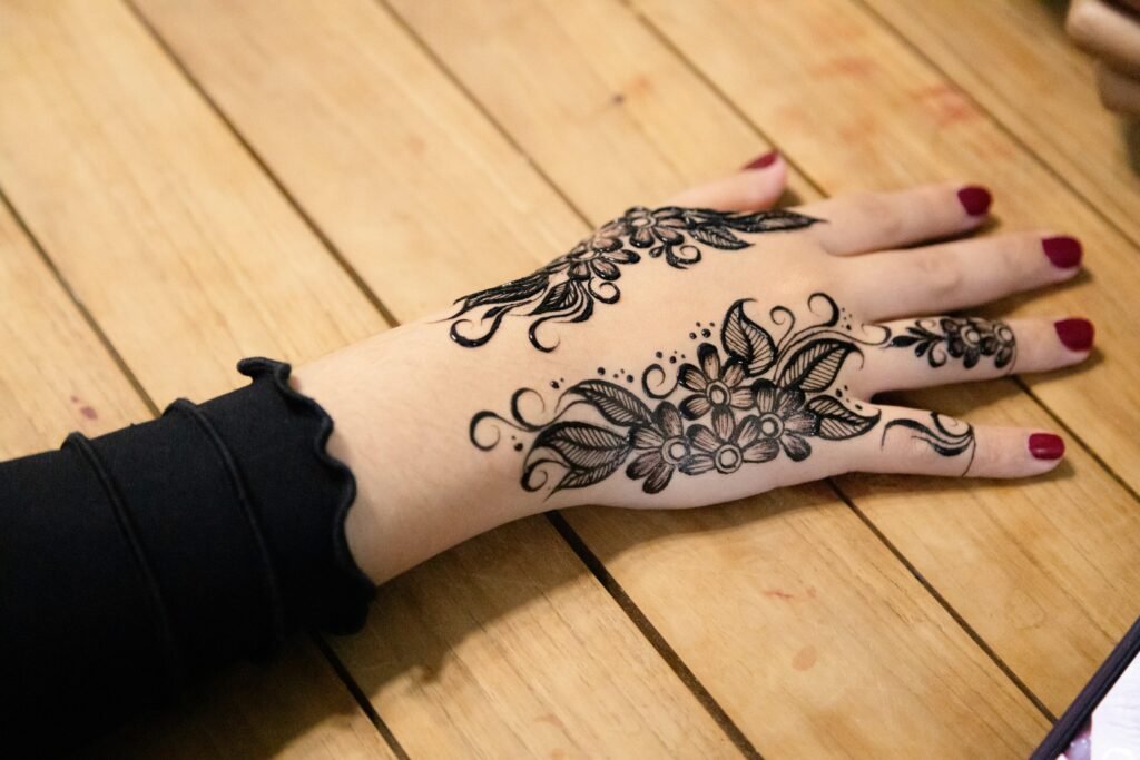 Detailliertes florales Henna-Muster auf einer Hand mit feinen Linien und traditionellen Ornamenten