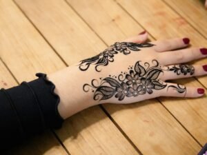 Detailliertes florales Henna-Muster auf einer Hand mit feinen Linien und traditionellen Ornamenten