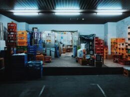 Mehrere gestapelte Kunststoffkisten in einer Garage, fotografiert aus seitlicher Perspektive mit natürlichem Lichteinfall.