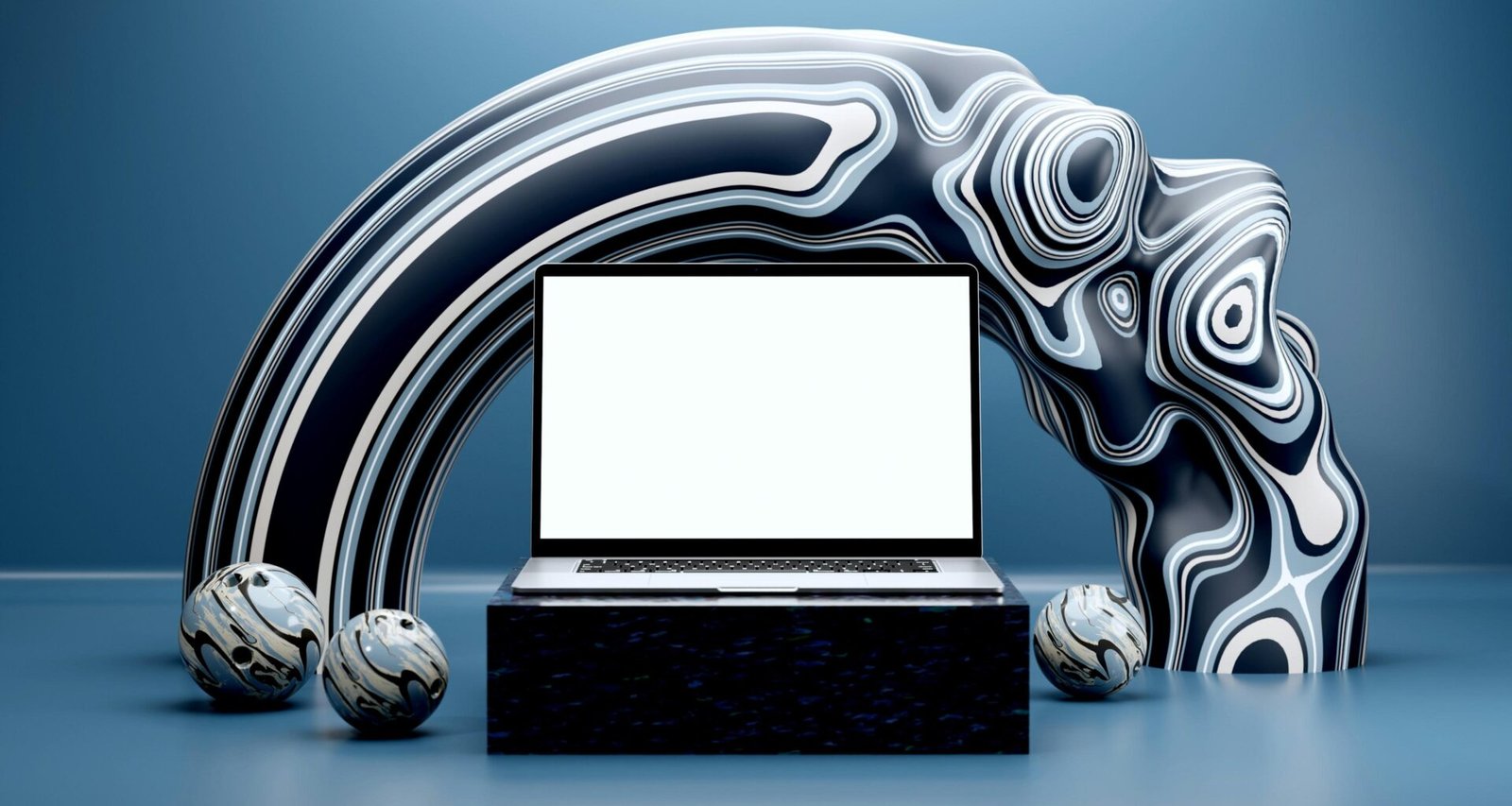 Laptop auf einem Podest, umgeben von abstrakten Skulpturen und sphärischer Kunst, als Symbol für modernes Technikdesign.