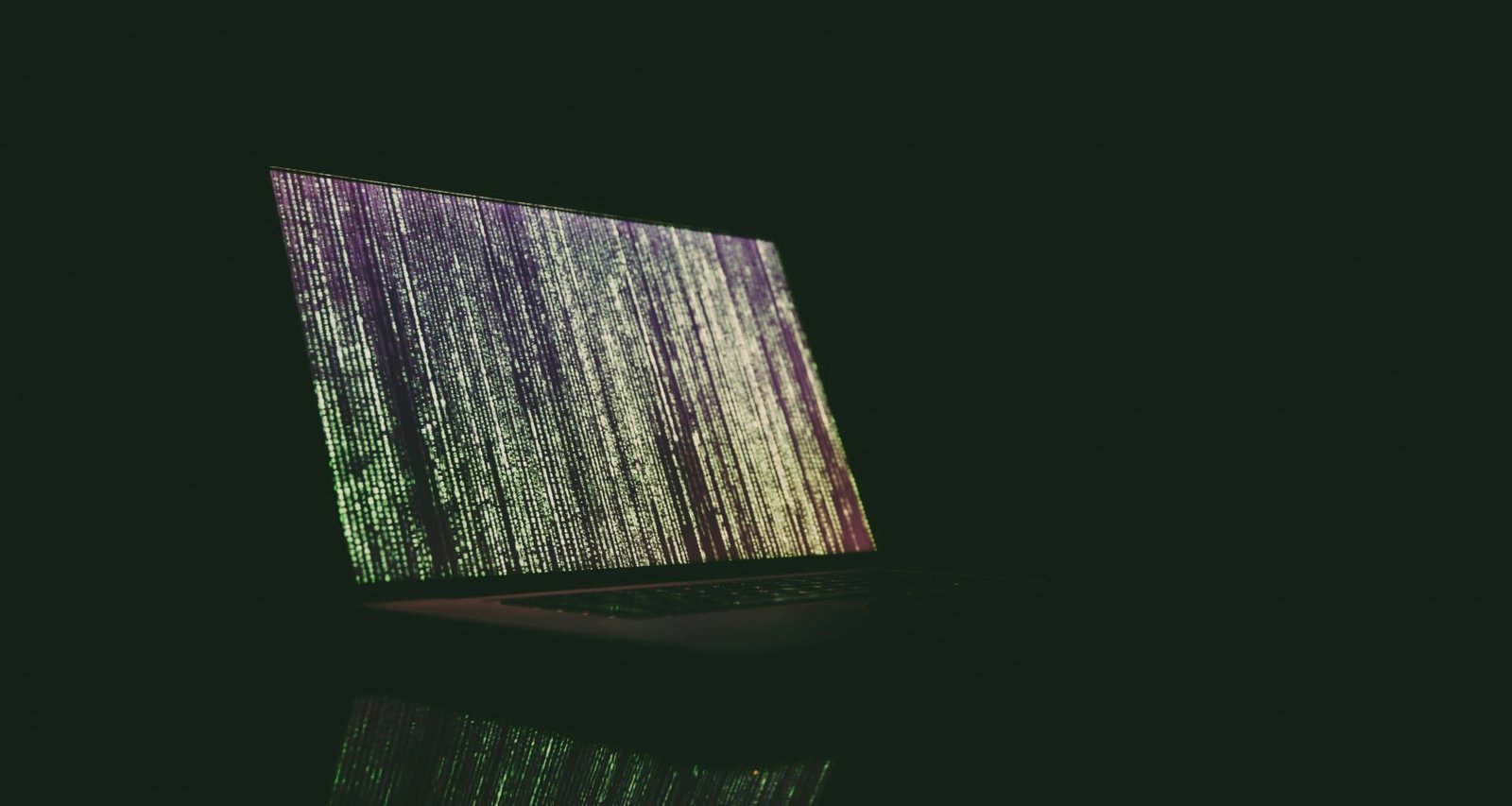 Eingeschalteter Laptop auf einem Tisch, bereit für die Arbeit im Bereich Technologie und Online-Marketing