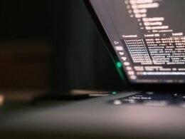 Laptop-Bildschirm mit geöffneten Codezeilen, repräsentativ für Webentwicklung oder Softwareprogrammierung