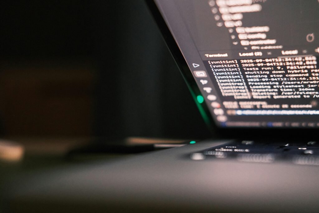 Laptopbildschirm mit offenem Codeeditor, der zahlreiche Codezeilen für ein Entwicklungsprojekt anzeigt