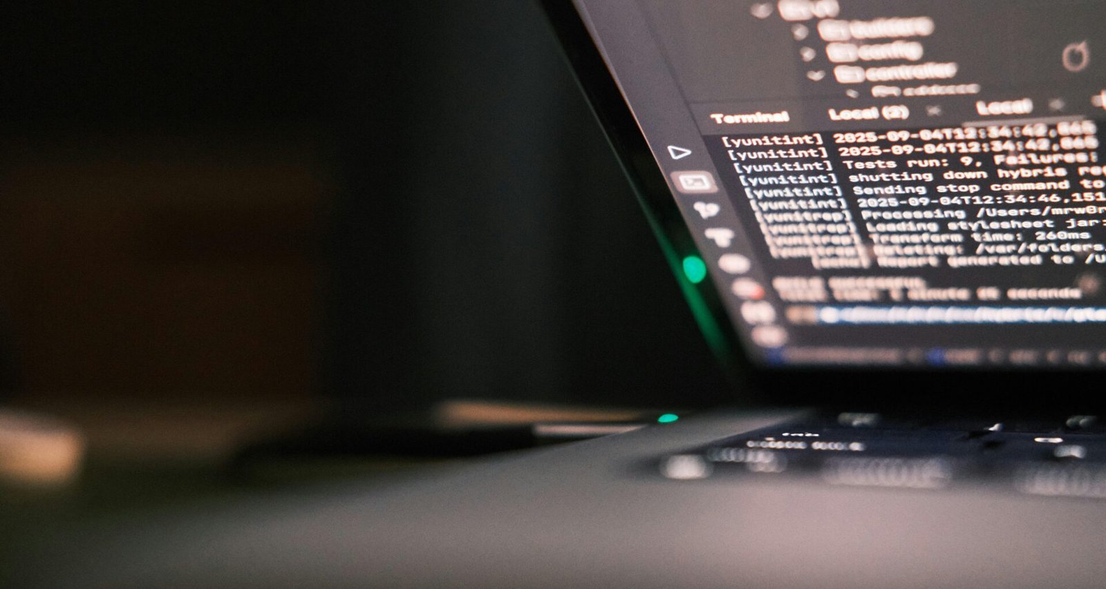 Laptopbildschirm mit offenem Codeeditor, der zahlreiche Codezeilen für ein Entwicklungsprojekt anzeigt