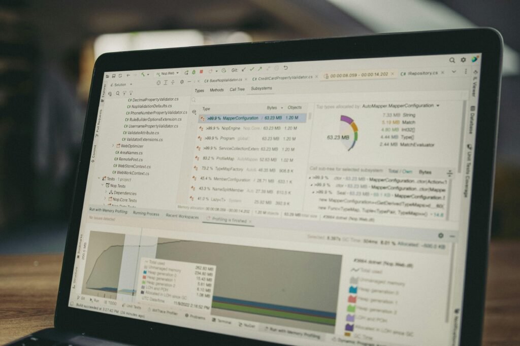 Laptop-Bildschirm mit geöffnetem Code-Editor und mehreren Daten- und Analyse-Diagrammen für Webentwicklung und SEO.