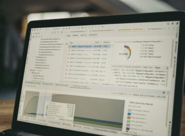 Laptop-Bildschirm mit sichtbarem Code und Datencharts, Symbol für Webentwicklung und Datenanalyse in digitalen Projekten.