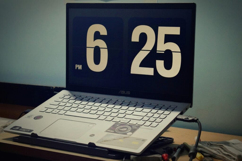 Nahaufnahme eines Laptops, auf dessen Display deutlich die Uhrzeit 6:25 pm angezeigt wird, ideal für Technik-Artikel.