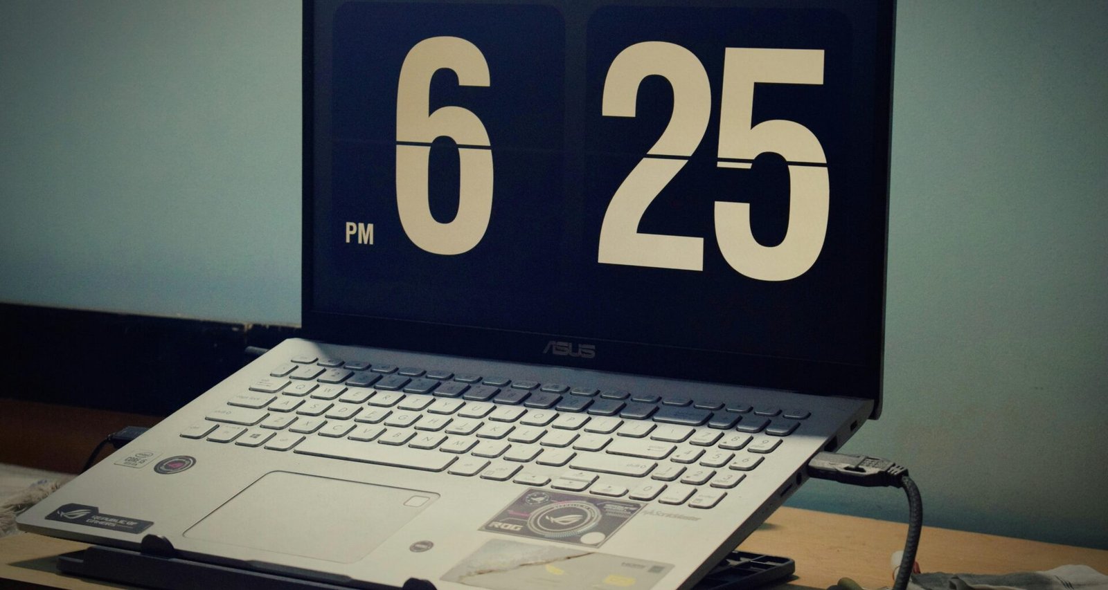 Nahaufnahme eines Laptops, auf dessen Display deutlich die Uhrzeit 6:25 pm angezeigt wird, ideal für Technik-Artikel.
