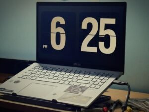Nahaufnahme eines Laptops, auf dessen Display deutlich die Uhrzeit 6:25 pm angezeigt wird, ideal für Technik-Artikel.