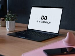 Ein Laptop mit AI-Integrations-Logo steht auf einem Schreibtisch und symbolisiert den modernen Einsatz von Künstlicher Intelligenz.