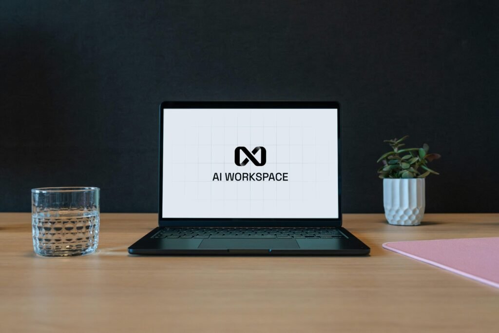 Offener Laptop mit einem AI-Workspace-Logo auf dem Bildschirm, der eine moderne digitale Arbeitsumgebung darstellt