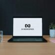 Offener Laptop mit einem AI-Workspace-Logo auf dem Bildschirm, der eine moderne digitale Arbeitsumgebung darstellt