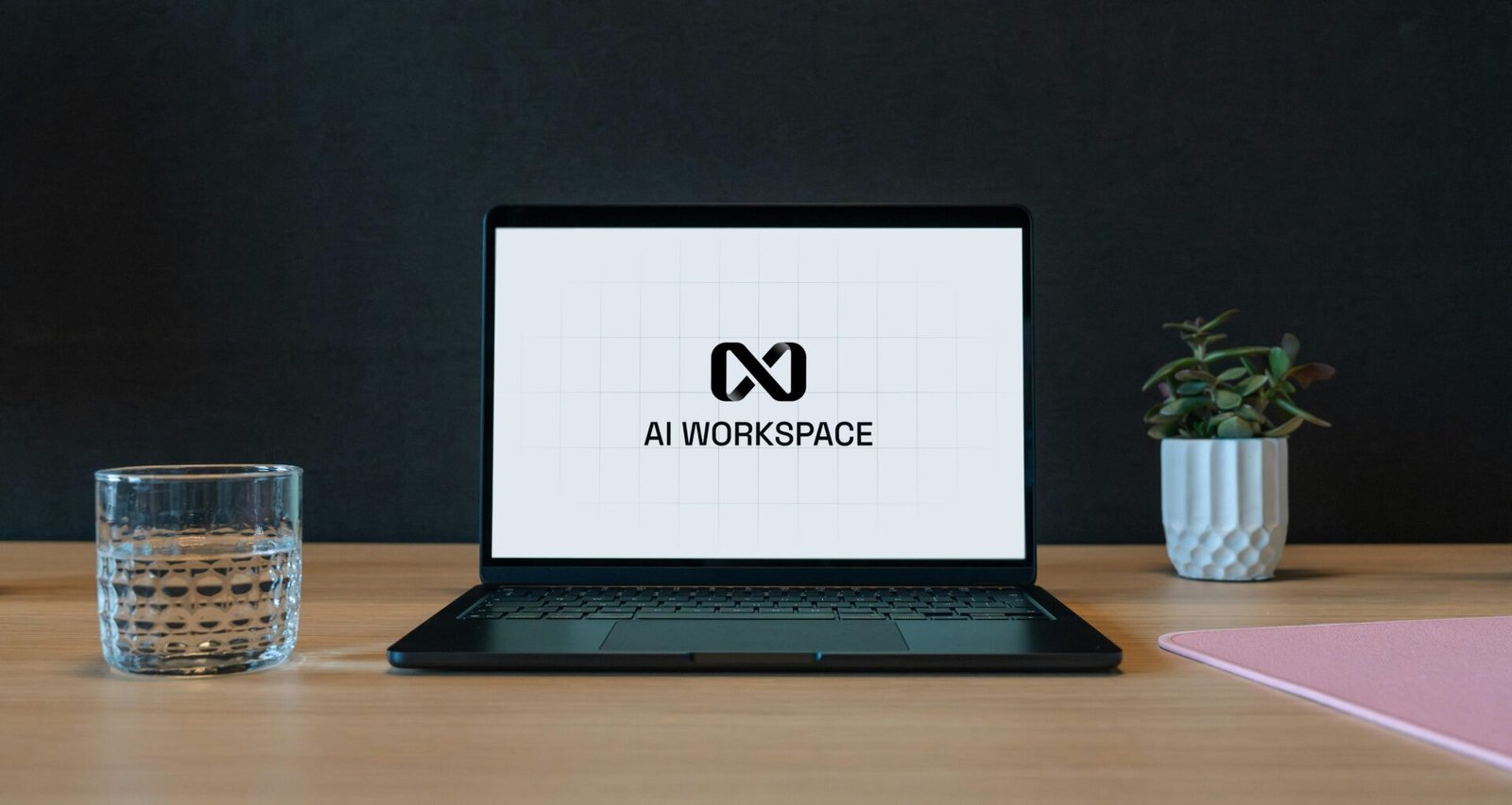 Offener Laptop mit einem AI-Workspace-Logo auf dem Bildschirm, der eine moderne digitale Arbeitsumgebung darstellt
