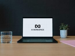 Offener Laptop mit einem AI-Workspace-Logo auf dem Bildschirm, der eine moderne digitale Arbeitsumgebung darstellt