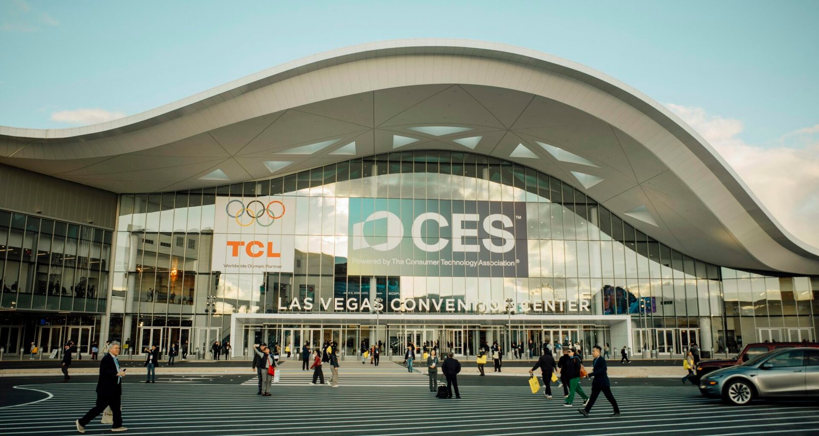 Las Vegas Convention Center mit großem CES Branding an der Fassade, moderner Messebau unter klarem Himmel
