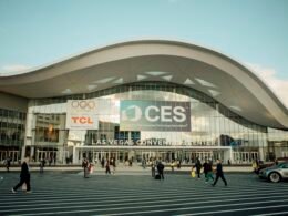 Las Vegas Convention Center mit großem CES Branding an der Fassade, moderner Messebau unter klarem Himmel