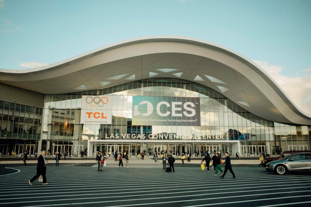 Außenansicht des Las Vegas Convention Center während der CES mit großem CES-Logo an der Fassade, tagsüber aufgenommen