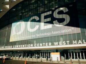 West Hall des Las Vegas Convention Centers mit prominentem CES-Logo am Gebäude bei Tageslicht