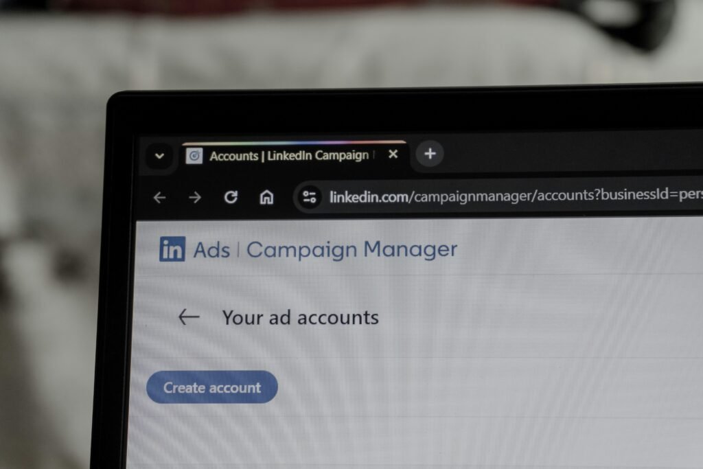 Laptop-Bildschirm mit der Benutzeroberfläche des LinkedIn Ads Kampagnenmanagers für die Verwaltung digitaler Werbekampagnen