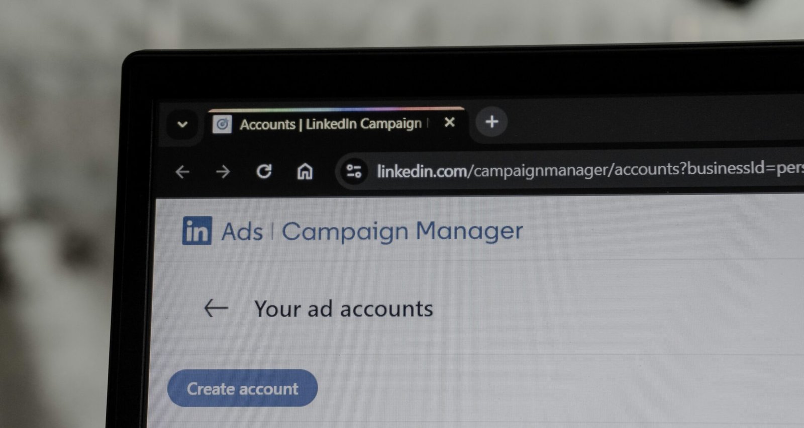 Laptop-Bildschirm mit geöffneter LinkedIn Ads Campaign Manager-Oberfläche, Fokus auf Anzeigenverwaltung und Analyse