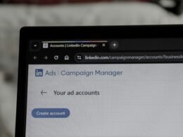 Laptop-Bildschirm mit geöffneter LinkedIn Ads Campaign Manager-Oberfläche, Fokus auf Anzeigenverwaltung und Analyse