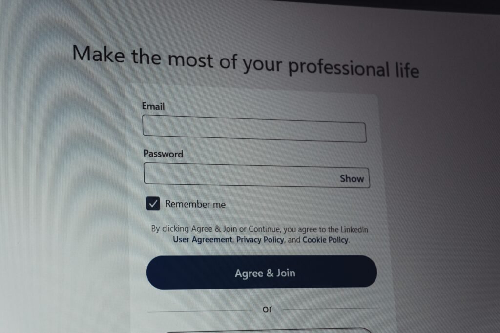 Screenshot des LinkedIn Login-Bereichs mit sichtbaren Feldern für E-Mail und Passwort zur Eingabe von Zugangsdaten.