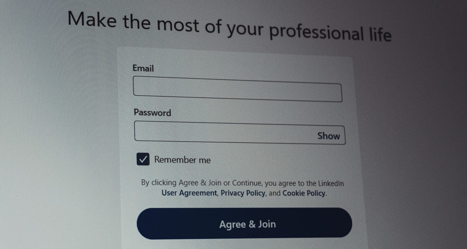 LinkedIn Login-Seite mit sichtbaren Eingabefeldern für E-Mail-Adresse und Passwort auf einem Bildschirm