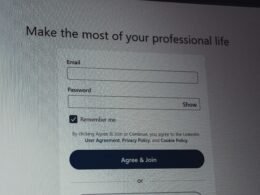 LinkedIn Login-Seite mit sichtbaren Eingabefeldern für E-Mail-Adresse und Passwort auf einem Bildschirm