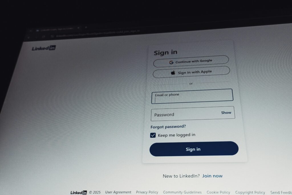 LinkedIn Anmeldeseite mit sichtbaren Eingabefeldern für E-Mail und Passwort auf einem Desktop-Bildschirm