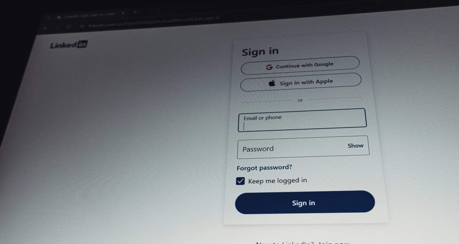 LinkedIn Anmeldeseite mit sichtbaren Eingabefeldern für E-Mail und Passwort auf einem Desktop-Bildschirm